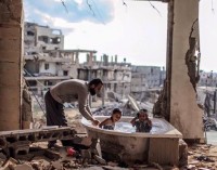 OBIETTIVI – L’ora del bagnetto, Gaza 2015