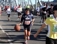 Maratona di Roma palleggiando con due palloni basket