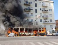 Ciampino. In fiamme un bus di linea in Viale Kennedy