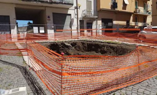 Velletri – Piazza Pagnoncelli è ancora prigioniera della enorme buca transennata!