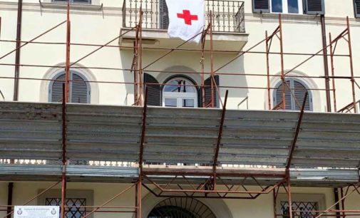 GROTTAFERRATA, LA BANDIERA DELLA CROCE ROSSA SU PALAZZO CONSOLI