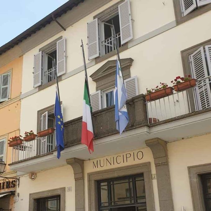 Castel Gandolfo – Lutto cittadino e bandiere a mezz’asta  in memoria del Sindaco  Emanuele Crestini