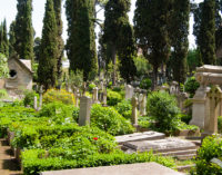 Il commiato da Camilleri al Cimitero acattolico di Roma, gli sia lieve la terra….