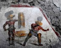 L’AFFRESCO DEI GLADIATORI COMBATTENTI.  A POMPEI ANCORA UNA NUOVA ECCEZIONALE SCOPERTA