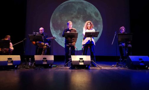 “Mai così vicina”: un viaggio di suggestioni verso la luna al Teatro Artemisio-Volonté