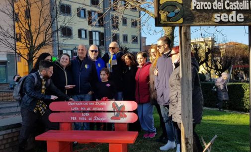 UNA PANCHINA ROSSA NEI GIARDINI DI ROCCA DI PAPA