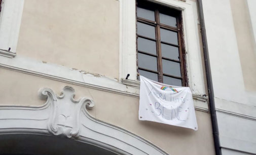 Albano Laziale, a Palazzo Savelli compare lo striscione «Andrà tutto bene»