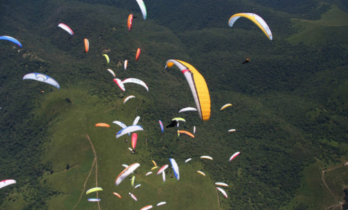 Deltaplani e parapendio tornano a colorare i cieli