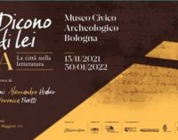 Bologna, “Dicono di lei”: la mostra da ascoltare. La città nella letteratura, da Dante a Hesse, con le voci di Bersani, Haber, Marcorè, Pivetti, Signoris. Dal 13 novembre al 30 gennaio