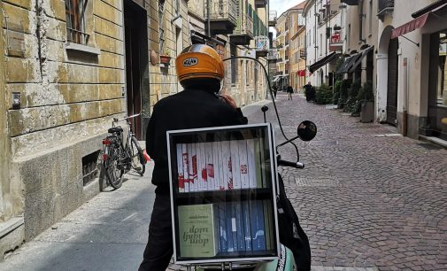 Il giro d’Italia con la Vespa-libreria viaggiante di Fabio Mendolicchio