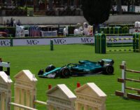 Piazza di Siena, sull’Ovale spunta l’Aston Martin di F1, fan in festa: “Quella è la macchina di Alonso!”