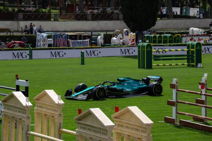 Piazza di Siena, sull’Ovale spunta l’Aston Martin di F1, fan in festa: “Quella è la macchina di Alonso!”