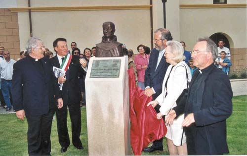 Il mezzo busto in bronzo del Beato Giovanni.