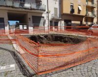 Velletri – Piazza Pagnoncelli è ancora prigioniera della enorme buca transennata!