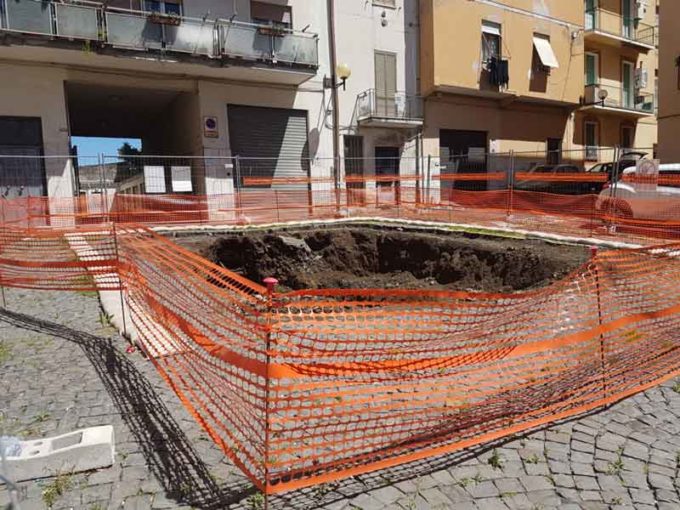 Velletri – Piazza Pagnoncelli è ancora prigioniera della enorme buca transennata!