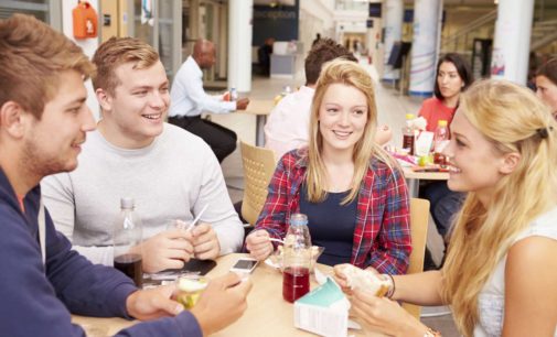 Studenti a tavola, svelate le abitudini alimentari in giro per il mondo