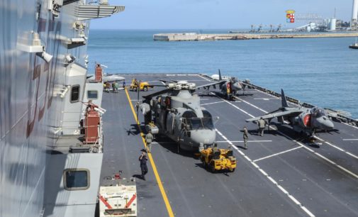 MARINA MILITARE: LA PORTAEREI CAVOUR E LA FREGATA FASAN IN SOSTA A CIVITAVECCHIA