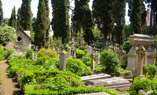 Il commiato da Camilleri al Cimitero acattolico di Roma, gli sia lieve la terra….