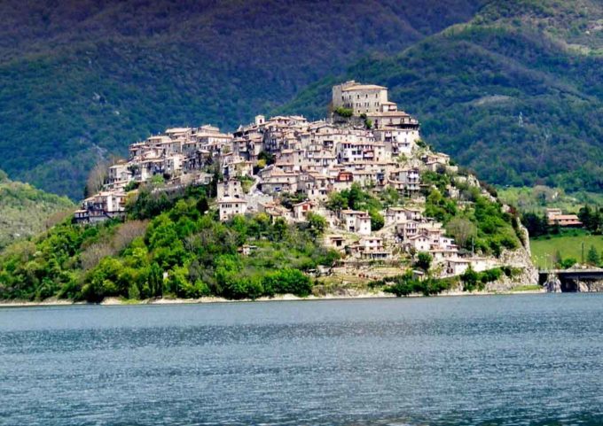 Le delizie di Castel di Tora (RI) si gustano sotto un cielo stellato – 17 agosto  