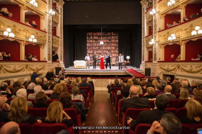 Torna la commedia-cult “Uomini sull’orlo di una crisi di nervi”…