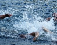 Grande successo del campionato di nuoto di mezzo fondo al lago di Nemi