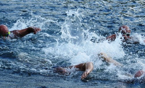 Grande successo del campionato di nuoto di mezzo fondo al lago di Nemi