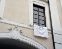 Albano Laziale, a Palazzo Savelli compare lo striscione «Andrà tutto bene»