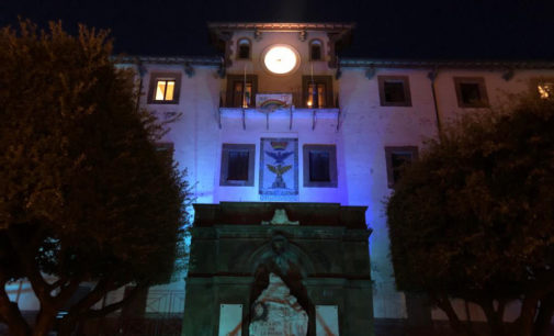 AUTISMO: “PALAZZO COMUNALE ILLUMINATO DI BLU PER LASCIARE A OGNUNO IL DIRITTO DI ESSERE SE STESSO”