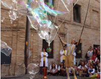 Uno spettacolo con zero parole e tante bolle di sapone: “Fish & Bubbles”