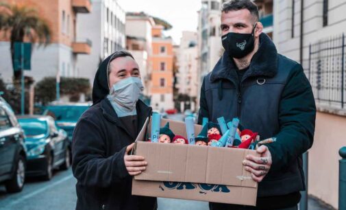 Il campione di arti marziali Sakara diventa la Befana di una casa famiglia romana