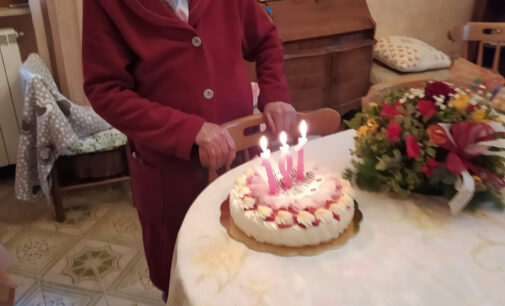 101 ANNI, NONNA ANNINA RICEVE GLI AUGURI DI TUTTA MONTE COMPATRI