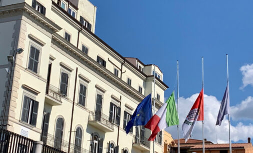 BANDIERE A MEZZ’ASTA E MINUTO DI SILENZIO PER LE 31  PERSONE UCCISE  DAL COVID A GROTTAFERRATA