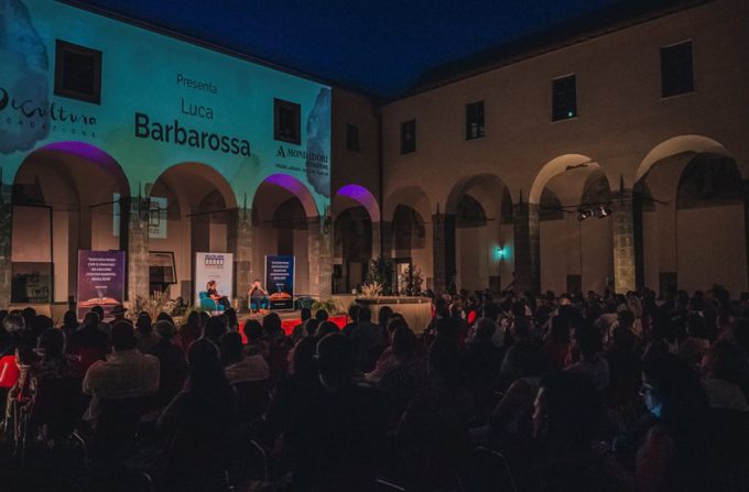 Gran pienone al Chiostro per la serata di “Velletri Libris” con Luca Barbarossa