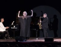 ALL’ARENA DEL MARE AL PORTO ANTICO LO SHOW DI DRUSILLA FOER “ELEGANZISSIMA”