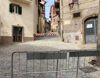 MONTE COMPATRI – CENTRO STORICO: FINITI I LAVORI, ENTRO GIOVEDÌ LA RIAPERTURA DI VIA C. FELICbio D’Acuti