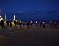 Preghiera interreligiosa serale di fronte al mare