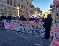 Manifestazione a Roma contro la proroga degli sversamenti dei rifiuti romani nel VII invaso della discarica di Roncigliano