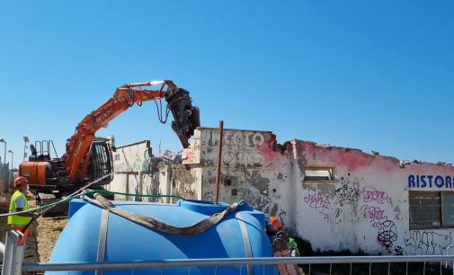 Torvajanica: Iniziati i lavori di abbattimento dell’ex ristorante Piccolo Porto