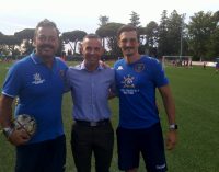 Frascati (Rm) – Una grande macchia “rossa” ha riempito il campo sportivo “Otto Settembre” di Frascati ieri pomeriggio. Lupa Frascati e Football Club Frascati hanno celebrato la festa di fine anno della Scuola calcio, riunita quest’anno per la prima volta dopo diverso tempo all’interno di un’unica grande famiglia sportiva. I tanti gruppi del settore di base, che ha ovviamente registrato cifre “da record” in questa stagione, si sono spartiti gli spazi sul terreno di gioco e i piccoli calciatori hanno potuto “sfogarsi” con un allenamento incentrato sulla classica partitina di fine stagione. Al termine della seduta, tutti i giovani tesserati sono stati schierati frontalmente alla tribuna e hanno “salutato” l’annata lanciando in alto alcuni palloncini, rigorosamente gialli e rossi. I responsabili della Scuola calcio Andrea Borsa e Lorenzo Marcelli si sono detti estremamente soddisfatti di questa prima annata insieme: “E’ chiaro che ci sono sempre cose da migliorare, ma siamo contenti dell’impegno e della dedizione dei nostri ragazzi oltre che delle famiglie che li hanno sostenuti nell’arco della stagione – dicono in corso i due responsabili – Dal punto di vista tecnico la crescita è stata evidente come hanno testimoniato anche le recenti prestazioni alla “Mirabilandia Cup” di Cesenatico che si è tenuta da venerdì a domenica scorsi. Una kermesse ormai tradizionale a cui abbiamo partecipato con tutti i gruppi dal 2009 al 2014 in un crescendo di emozioni e divertimento”. All’evento non è voluto mancare Riccardo Tomei, consigliere delegato allo Sport del Comune di Frascati: “Siamo molto soddisfatti del rapporto che siamo riusciti a stabilire con le società di calcio e anche in questi giorni stiamo relazionandoci con la proprietà perché vogliamo che Frascati possa stare in alto anche in questa disciplina sportiva. Siamo felici del fatto che le due società abbiano trovato un’importante sinergia e una profonda collaborazione, cosa che abbiamo auspicato sin dal primo momento per tutte le discipline sportive della città”.  —  Area comunicazione