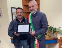 Cori – Lo storico barbiere Ettore Neri va in pensione: per lui la targa e il ringraziamento dell’amministrazione