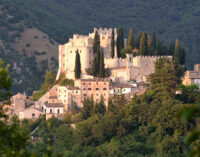 Dal 24 giugno al 24 settembre 2023 il borgo di Rocca Sinibalda (RI) nel Lazio ospiterà, per la quarta edizione di Una Boccata d’Arte, un intervento d’arte contemporanea di Laetitia KY