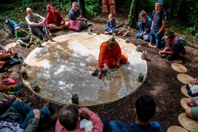 Humana Foresta: una performance esperienziale sul legame tra uomo e natura