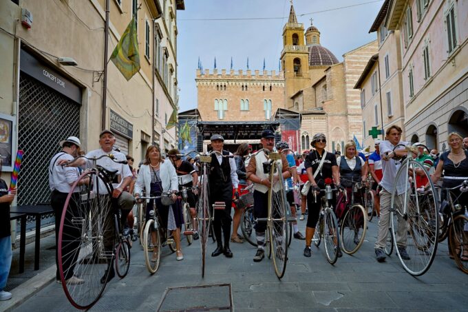 In Umbria in bici nella Francescana podio a tinte romagnole e laziali