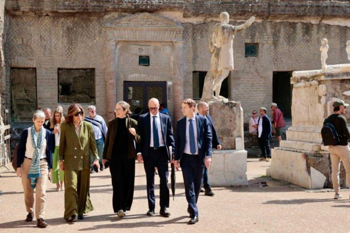 L’Ambasciatore della Missione USA presso le Agenzie delle Nazioni Unite con il Direttore generale dell’ICCROM in visita al Parco di Ercolano