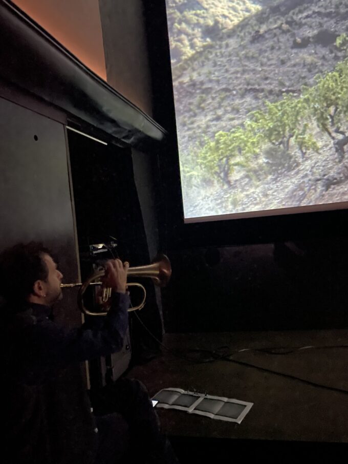 Domenica 24 novembre Filmkonzert DS, sonorizzazione dal vivo dei tagli del film “Desert Suite” con Andrea Liberati (chitarra, effetti) e Fabrizio Ferraro (flicorno) al Teatro Villa Pamphilj, Roma 11,30