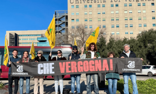 Blitz di Legambiente, davanti all’Università Tor Vergata