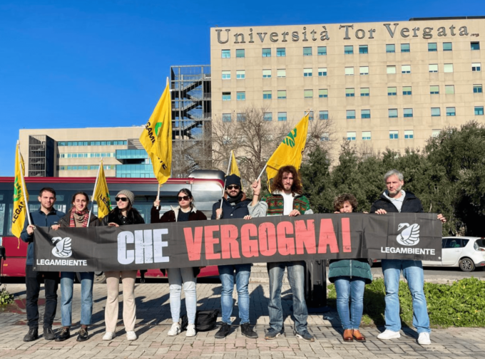 Blitz di Legambiente, davanti all’Università Tor Vergata