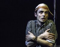 Il primo monologo teatrale a impatto ambientale 0: “Mi abbatto e sono felice”, in scena a Spazio Diamante dal 18 dicembre